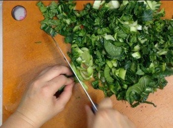 step6: 小棠菜洗淨切粒，米洗淨加水煲成飯（水要比平時少25％左右）