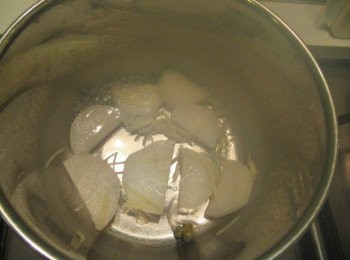 step2: 取小鍋,倒入酒,味霖,鹽及薑絲煮滾,出香氣放入步驟1拌勻.