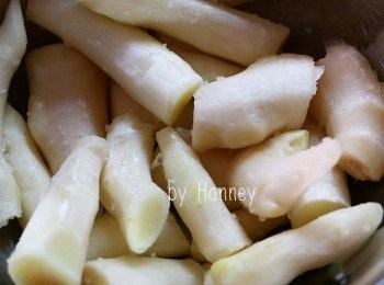 step2: 用少許鹽 (約1茶匙) 醃30分鐘至1小時,  用凍熟水 (可飲用食水) 沖洗後榨乾水份