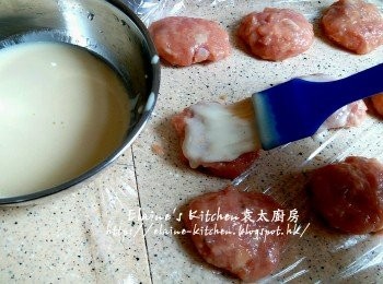 step10: 將六件的雞塊掃上麵糊