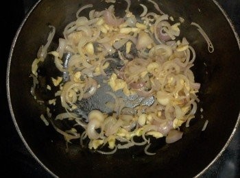 step16: 原鍋下乾蔥蒜頭爆香（原鍋留有煎蝦身時的香味，會更好吃！）