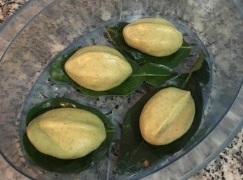 step15: 開口捏緊後將粿翻轉讓收口朝下；用手進行朔型，如要做與圖中一樣的造型的話，只需將粿先整型成葉子狀，然後在利用食指和中指於粿的上方中線輕輕壓夾，便可完成，做好的粿直接放在事先洗淨並抹油的葉子上或不沾紙上，入鍋冷水起蒸20分鐘。