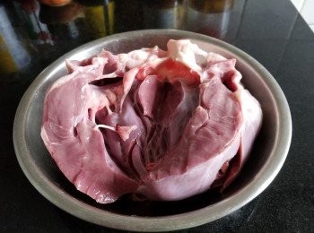 step5: 豬心，切開清洗沖洗豬心內的豬血塊