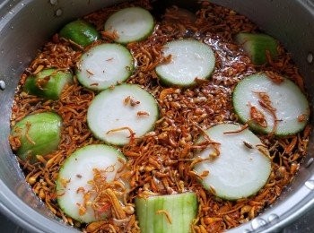 step16: 用約 3 公升水放入材料，大火滾起後轉中細火