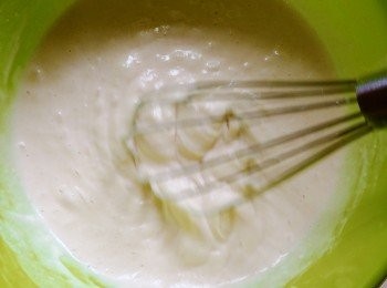 step1: 先把牛油座溶，牛奶加入砂糖手動攪至砂糖溶化，再加入已打發蛋液攪勻後再把溶化的牛油溶液同鹽加入攪勻。
筋入泡打粉同麵粉攪至無粉粒的糊狀即可。