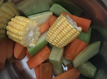 step1: 清洗青紅蘿蔔後放入真空煲