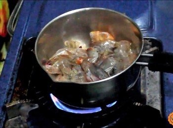 step3: 前置作業：自製蝦高湯，先將大蝦洗淨用後剥除外殼。鍋子加熱之後，將事先剥下來的蝦頭及蝦殼，以蒜末爆香後炒出香味且變色之後，再倒入清水，以中大火煮至滾沸後，再改以中小火熬煮至微微收乾後備用。