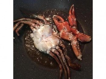 step6: 下螃蟹略煎，有灑太白粉的地方朝下，煎定型即可，不需煎熟，定型後即可起鍋備用；