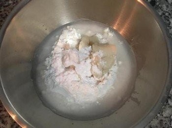 step5: 燉煮咖哩時，可趁機準備外皮；將<span class="group_2">水油皮</span>的材料攪拌均勻即可,