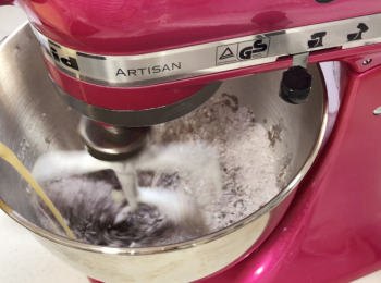 step3: 慢慢放入液體拌勻至冇粉粒，完成。