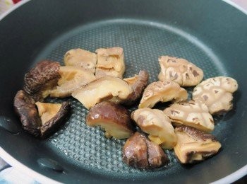 step7: 用高火燒熱平底鍋，落少量油，加入冬菇炒起。