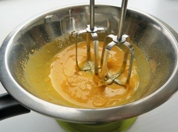 step3: 預備一盆溫熱水，將盛蛋黃的碗/盆放上面隔水打發成稠糊狀，約6分鐘左右，然後取離熱水，再稍為打發數分鐘降溫。