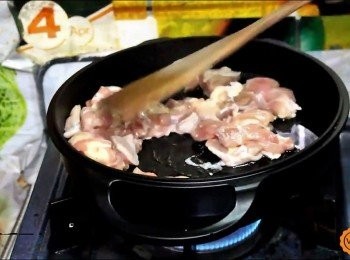 step6: 作法：鑄鐵平底鍋以中小火預熱之後，倒入少量的橄欖油，再將雞腿肉以雞皮面朝下煎至兩面微焦