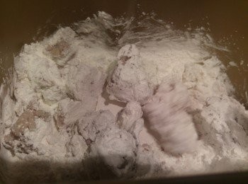 step3: 再加木薯粉拌勻, 如乾身可加一湯匙熱水, 水份一般一至三湯匙巳足夠。