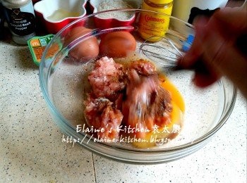 step2: 先加入五香粉 , 梳打粉 , 1隻雞蛋及<span class="group_2">醃料</span>拌勻