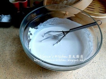 step2: 粘米粉放入大碗內 , 加150ml水拌勻至冇粉粒
