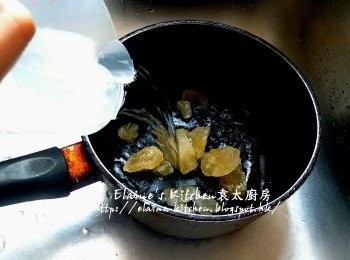 step17: 將冰糖放入煲內 , 加2杯水份量拌勻 , 用中火煮至冰糖溶掉