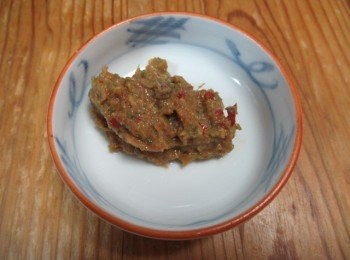 step1: 將<span class="group_2">辛香醬料</span>放入擂缽打成泥狀備用.