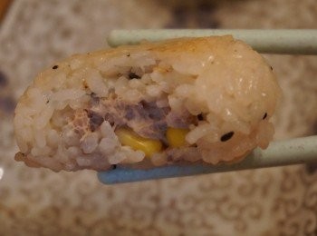 step6: 將芝麻油倒入平底鑊中, 以小火燒熱後放入飯糰兩面煎香即成