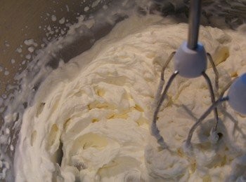 step2: <span class="group_2">忌廉</span>加糖和雲妮拿油, 用電動打蛋器將<span class="group_2">忌廉</span>打發到企身, 然後雪入雪櫃備用。