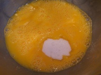 step3: 蛋打發後加糖攪混。