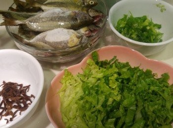 step5: 晚餐前將果皮浸軟後去白囊後切絲, 生菜切絲, 蔥切粒。