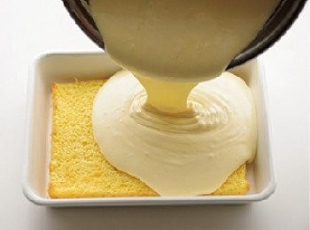 step8: 將鮮奶油打至8 分發，分成2 ∼ 3 次加入7中攪拌，倒進淺盤中，冷藏至凝固。