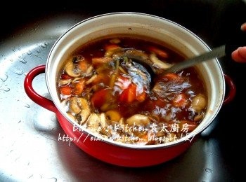 step5: 加入適量熱水拌勻用中火煮滾 , 蓋上蓋繼續用中火煲30分鐘