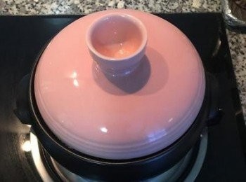 step7: 蓋上鍋蓋或碗，關小火慢煮；