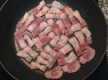 step9: 炒鍋不放油，鋪入培根，小火煎到培根出油；