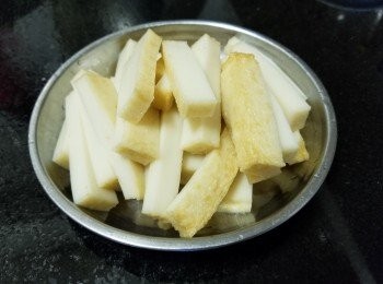 step2: 炸魚片，將炸魚片切條