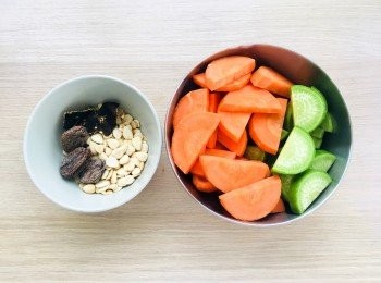 step9: 豬𦟌飛水去油脂。

青紅蘿蔔洗淨切片，備用。

南北杏、蜜棗、陳皮洗淨，南北杏及陳皮用清水浸1小時。浸軟陳皮後，將陳皮囊刮走再沖洗。