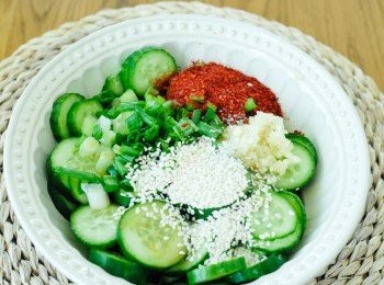 step2: 加入所有材料和<span class="group_2">調味料</span>，拌勻