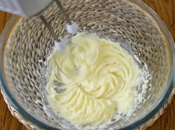 step1: 用電動打蛋器打發牛油至軟身，然後加入糖，拌勻.