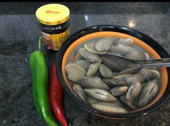 step1: 材料
仲有蒜蓉。