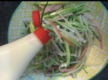 step6: 小青瓜、蟹柳撈勻。
加沙律醬。隨個人喜好！