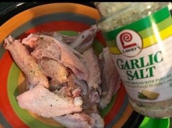 step3: 加入適量蒜鹽粉。伴勻！醃約五分鐘。