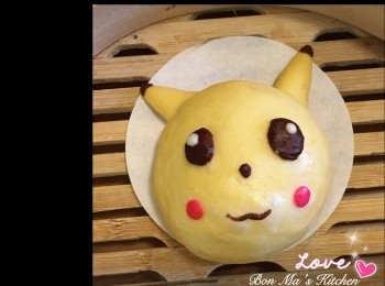 step3: 比卡超造型
比卡超頭新分成50g1份x6搓圓後放上烘焙紙上，一對左右觸角各5gx6。可可粉眼睛各2g ，鼻、口、胭脂看圖用適量團搓成後，用牛奶將眼，耳，口，鼻黏上團上。