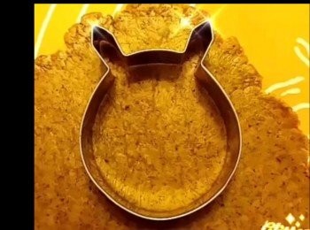 step1: 牛油室溫放軟，用打蛋器發打；逐少加入糖霜打成幼滑及略變白色；加入麵粉,芝麻粉搓成團，用保鮮紙包好放雪櫃冷藏半小時