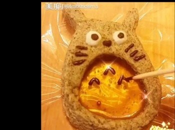 step4: 用朱古力筆畫上龍貓樣貌。完成