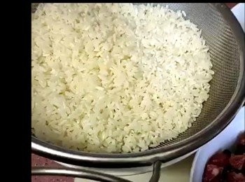 step1: 炒糯米飯
糯米浸水浸一晚，瀝乾備用。