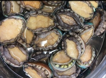 step1: 在街市買新鮮的大連鮑魚。