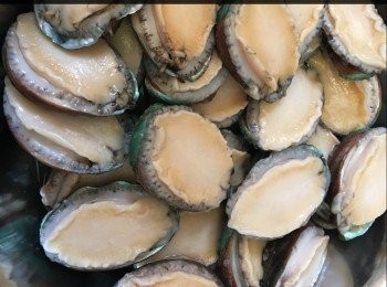 step2: 鮮鮑魚在清水加上粟粉浸片刻，徹底洗刷乾淨