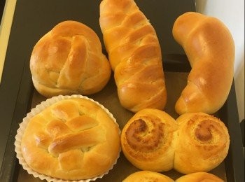 step1: 首先做基本麵糰先，將麵包材料搓至光滑不黏手，放入盆上加封保鮮紙，作第一次發酵40 分鐘。