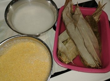 step1: 早1晚處理以下<span class="group_1">食材</span>:
糯米，綠豆洗淨用水浸10小時。
棕葉浸3小時待軟後洗淨，再放煲用水加少少食油煮15分鐘熄火浸1晚。
豬肉洗淨切16件用醃料醃10小時以上