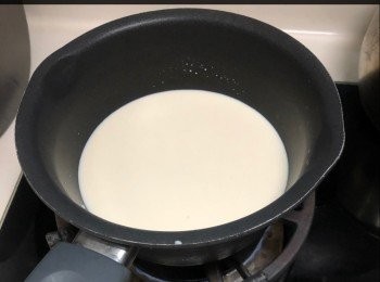 step1: 鮮奶加糖開小火煮至糖溶化（微滾），放涼備用