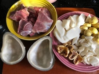 step1: 椰子洗淨後切條
鮮淮山刨去皮，洗淨切條
栗子肉及其餘材料洗淨，鮮百合撕開一片片、無花果切半
