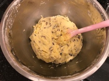 step5: 用膠刮拌勻至沒有粉粒