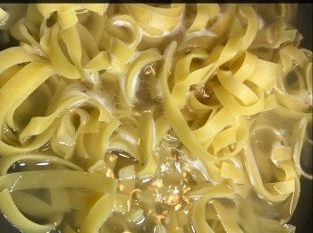 step1: 煲滾一鍋水，加少許鹽及橄欖油，放入闊條麵按指示煮熟（我用嘅約煮8分鐘），撈起瀝乾備用