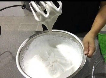 step2: 淡忌廉打起糖分2-3加入，打至小小勾，加入榴連肉拌勻

用攪拌機打5-10秒